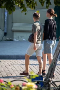 Фото тату на икре: детализированный рисунок самолета, сердца и других символов в черном цвете. Идеи для креативных татуировок.