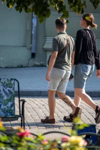 Фото тату на икре: детализированный рисунок самолета, сердца и других символов в черном цвете. Идеи для креативных татуировок.