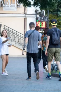 Фото тату на предплечье: черный ворон в полете с красными брызгами краски, выполненный в динамичном стиле. Идеи для тату и вдохновение.