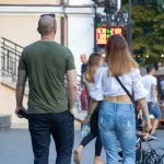 Фото тату на плече мужчины. Детализированный рисунок в черно-серых тонах, сложный узор, реалистичный стиль, татуировка на открытой коже.