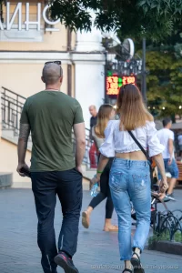Фото тату на плече мужчины. Детализированный рисунок в черно-серых тонах, сложный узор, реалистичный стиль, татуировка на открытой коже.