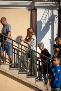 Фото тату на руке девушки: детализированный рисунок в стиле реализм, покрывающий предплечье. Изображение с множеством теней и проработанных деталей.