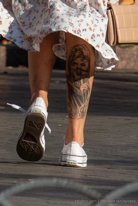 Тату с черепом и крыльями на ноге молодой девушки 7 - Уличная тату (street tattoo) № 16– tatufoto.com 28082021№0740