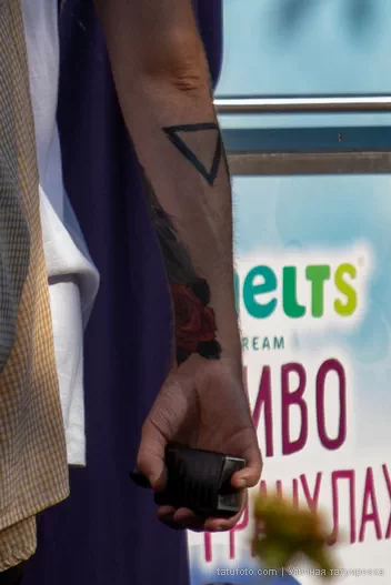 Тату треугольник и красная роза на руке парня 2 - Уличная тату (street tattoo) № 16– tatufoto.com 28082021№0756