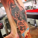 Фото тату на руке: детализированный портрет Майкла Джордана в форме Chicago Bulls. Использованы реалистичные цвета и тени.