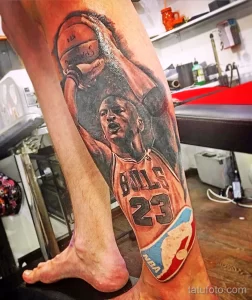 Фото тату на руке: детализированный портрет Майкла Джордана в форме Chicago Bulls. Использованы реалистичные цвета и тени.