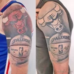 Фото тату логотипа Chicago Bulls на плече, показывающее процесс обновления рисунка. Старая, выцветшая татуировка превращается в яркий, четкий рисунок.