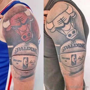 Фото тату логотипа Chicago Bulls на плече, показывающее процесс обновления рисунка. Старая, выцветшая татуировка превращается в яркий, четкий рисунок.