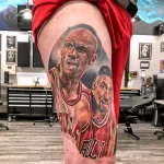 Фото тату на бедре: портреты Майкла Джордана и Демара Дерозана в форме Chicago Bulls. Высокодетализированный реализм с яркими цветами.