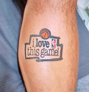 Фото тату на ноге: надпись 'I Love This Game' в прямоугольной рамке с изображением баскетбольного мяча. Простой и понятный эскиз тату для баскетболистов.