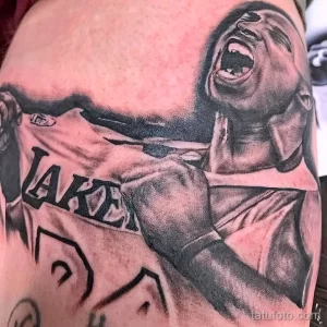 Фото тату на плече с изображением Кобе Брайанта в момент игры за Lakers. Детализированный портрет с выражением лица и формой команды.