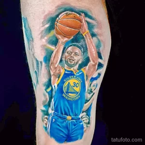 Фото тату Стефа Карри, игрока Golden State Warriors, в момент броска мяча на руке. Цветной реалистичный рисунок татуировки.