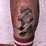 Фото тату реалистичного портрета Майкла Джордана в момент броска на ноге. Черно-белая татуировка с цитатой.