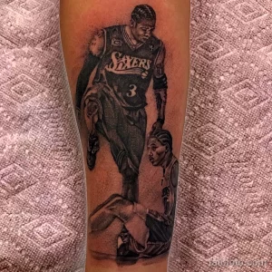 Черно-белое фото тату с изображением Аллена Айверсона в форме Philadelphia 76ers, выполненное в реалистичном стиле на предплечье.