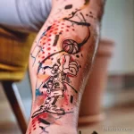 Фото татуировки на ноге с изображением Гуфи, играющего в баскетбол. Стиль акварель, яркие цвета, брызги краски, динамичный дизайн.