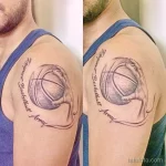 Фото татуировки на плече с изображением баскетбольного мяча и надписи "Respect Basketball Army". Рисунок выполнен в черно-серых тонах.