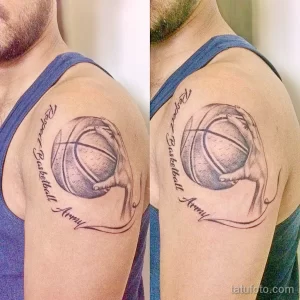 Фото татуировки на плече с изображением баскетбольного мяча и надписи "Respect Basketball Army". Рисунок выполнен в черно-серых тонах.