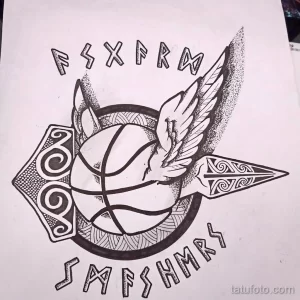 Черно-белое фото тату с изображением ворона, окруженного руническими символами и молота Тора. Детализированный рисунок татуировки на плече.