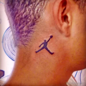 Черно-серое фото тату на шее с изображением логотипа Jumpman (силуэт Майкла Джордана в прыжке). Минималистичный стиль.