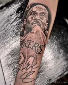 Фото тату на предплечье: реалистичный портрет Леброна Джеймса в форме Lakers. Детализированная проработка, черно-серые тона, подпись.