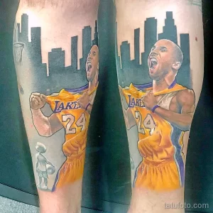 Фото тату масштабного портрета Коби Брайанта в момент броска, на фоне городского пейзажа, выполненного в ярких реалистичных цветах на икре.