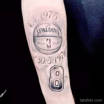 Фото тату: татуировка баскетбольного мяча Spalding с датами рождения и номером 8. Детализированный и памятный дизайн.