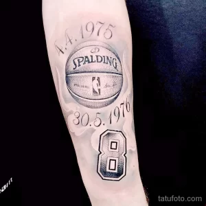 Фото тату: татуировка баскетбольного мяча Spalding с датами рождения и номером 8. Детализированный и памятный дизайн.