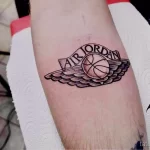 Фото татуировки на предплечье, изображающей логотип Air Jordan и баскетбольный мяч. Символизирует любовь к баскетболу и уважение к Майклу Джордану.