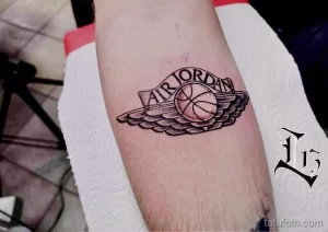 Фото татуировки на предплечье, изображающей логотип Air Jordan и баскетбольный мяч. Символизирует любовь к баскетболу и уважение к Майклу Джордану.