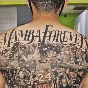 Фото тату на спине с изображением Kobe Bryant и надписью 'Mamba Forever'. Детализированный портрет и памятный рисунок татуировки.