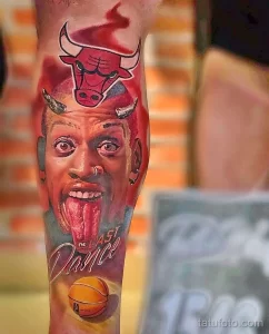 Цветная татуировка на руке с изображением Майкла Джордана, логотипа Chicago Bulls и баскетбольного мяча. Реалистичный стиль, яркие цвета, дань уважения легенде баскетбола.