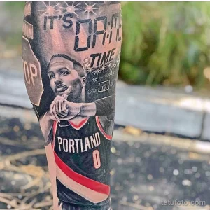 Фото тату на руке с изображением Дэмиана Лилларда в баскетбольной форме Portland Trail Blazers, выполненное в ярком и детализированном стиле.