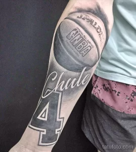 Фото тату баскетбольного мяча Spalding с надписью "NBA" и номером "4". Черно-белый рисунок татуировки на руке.