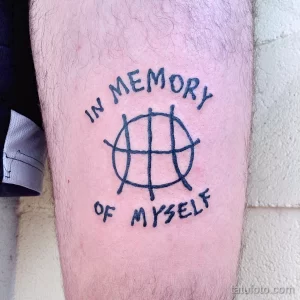 Фото тату на руке с изображением перекрещенных линий в круге и надписью "In Memory of Myself", выполненное в простом и минималистичном стиле.