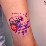 Фото тату баскетбольной сетки с мячом и символом зодиака Овен на руке. Красочный рисунок с использованием фиолетовых и розовых оттенков.
