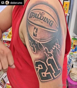 Фото тату на плече с изображением баскетбольного мяча Spalding, надписи 'Big Boys' и номера '21'. Яркий и стильный дизайн.