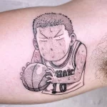 Фото татуировки с изображением Сакуранги Хана из аниме Slam Dunk, выполненной в стиле минимализм с использованием черных точек и линий.