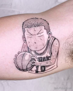 Фото татуировки с изображением Сакуранги Хана из аниме Slam Dunk, выполненной в стиле минимализм с использованием черных точек и линий.