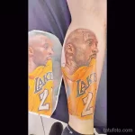Фото татуировки с изображением Коби Брайанта в форме команды Lakers, выполненной в реалистичном стиле с высокой детализацией и яркими цветами.