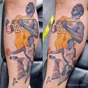 Фото тату на предплечье с изображением Кобе Брайанта в форме Los Angeles Lakers, держащего баскетбольный мяч. Яркие цвета и детализированный рисунок.