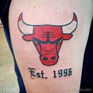 Фото тату на ноге, изображающее логотип баскетбольной команды Chicago Bulls, выполненное в ярком и четком стиле.