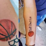 Фото тату на руке с изображением баскетбольного мяча и надписи 'Ball Don't Lie', выполненное в ярких цветах.