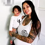Фото мама с татуировками 02,12,2021 - №0018 - mom with tattoos - tatufoto.com