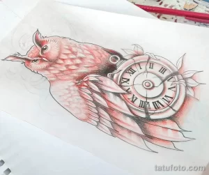 Фото эскиза татуировки совы с часами. Цветной рисунок татуировки с акцентом на детализацию оперения и механизма часов.