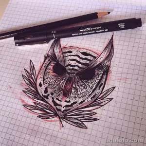 Фото эскиза татуировки совы в стиле old school. Черно-красный рисунок татуировки с традиционными элементами и яркими контурами.