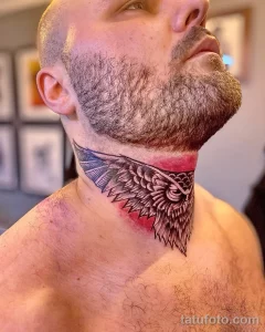 Фото тату совы на шее мужчины, выполненное в технике blackwork. Геометрические узоры, четкие линии и контрастный дизайн.