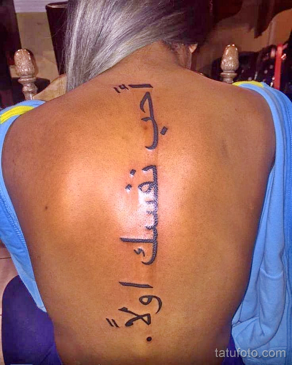 Арабские надписи тату на спине
