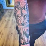 Фото рисунка тату волк и лес 16.12.2021 №0043 - Wolf tattoo - tatufoto.com