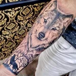 Фото рисунка тату волк на руке 16.12.2021 №0005 - Wolf tattoo - tatufoto.com