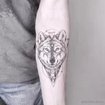 Фото рисунка тату волк на руке 16.12.2021 №0016 - Wolf tattoo - tatufoto.com